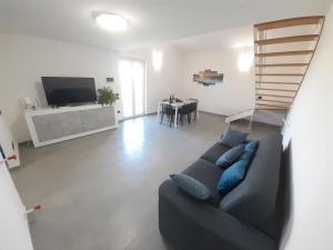 una sala de estar con un sofá y una mesa en Campofelice Holidays West Villa, en Campofelice di Roccella