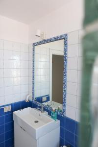 łazienka z białą umywalką i lustrem w obiekcie Casitas Tenerife - El Risco 2 w mieście Los Cristianos +17 zdjęć