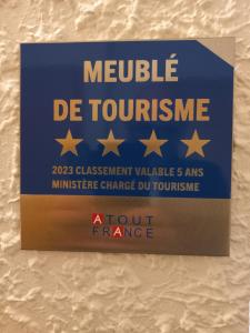 a blue sign with stars on a wall at Appartement-terrasse parking privé Meublé de Tourisme 4 étoiles in Belfort