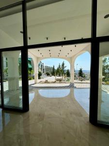 Bazén v ubytování Hotel Panorama & Spa Elbasan nebo v jeho okolí