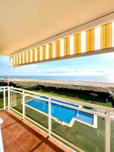 Bazén v ubytování PRIMERA LINEA DE PLAYA AP12 apartamento nebo v jeho okolí