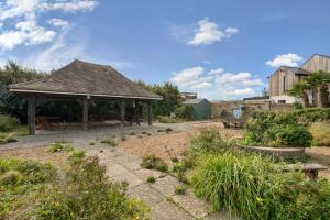 Vườn quanh Stone's throw from beach and forest, stunning country walks