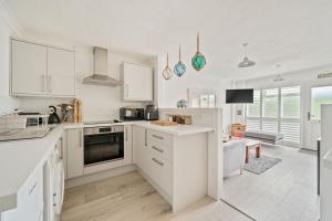 Nhà bếp/bếp nhỏ tại Stone's throw from beach and forest, stunning country walks