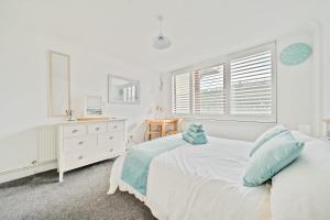 Giường trong phòng chung tại Stone's throw from beach and forest, stunning country walks