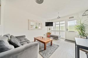 Khu vực ghế ngồi tại Stone's throw from beach and forest, stunning country walks