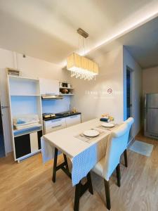 Dapur atau dapur kecil di 2BR Homie Family Suite