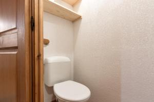 een kleine badkamer met een wit toilet. bij Les Carlines in Les Contamines-Montjoie +11 foto's
