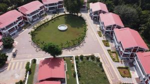 Una vista aérea de un campus con techos rosas en Arogyadham Swasthya Kutir, en Chitrakoot
