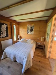 En eller flere senge i et værelse på Chalet Familial Cosy et moderne