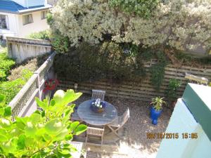 Um jardim em Pacific View Bed and Breakfast