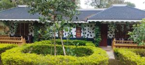 una casa con giardino di fronte di Kuruva Castle Cottages - Experience Nature & Wildlife a Chegāt
