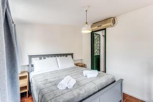 Un dormitorio con una cama con dos toallas encima. en Terrazza Ippocrate, en Roma