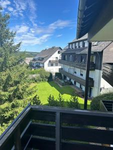 een uitzicht vanaf het balkon van een gebouw bij Ferienwohnung Winterberg Centrum 2 mit privatem Ski Keller in Winterberg