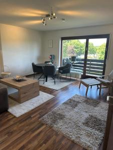 een woonkamer met een tafel, stoelen en een bank bij Ferienwohnung Winterberg Centrum 2 mit privatem Ski Keller in Winterberg