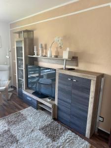 een woonkamer met een plank en een bureau bij Ferienwohnung Winterberg Centrum 2 mit privatem Ski Keller in Winterberg