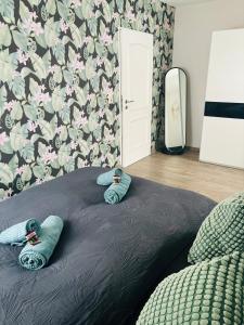 a bedroom with a bed with two pillows and a mirror at Casa Paletta -Modern -Terrasse -Parkplatz -Küche in Sigmaringen