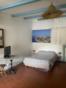 Et tv og/eller underholdning på Sur le port face à la citadelle