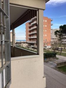 una finestra di un edificio con vista su una strada di Un tuffo nel blu a Lido di Savio
