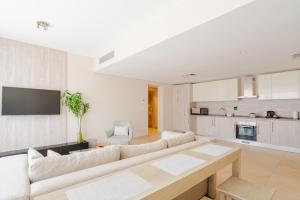 赫尔格达Boutique Residence Mangroovy-Lemon Spaces Gouna的带沙发和桌子的客厅
