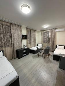 Postel nebo postele na pokoji v ubytování Regal Hotel
