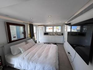 a bedroom with a white bed in a trailer at Luxury apartment Tel Aviv Gordon Beach Ha Yarkon in Tel Aviv
