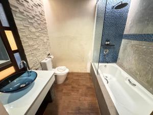 Koupelna v ubytování De Cozé Hotel