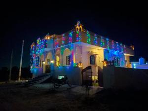 Un edificio con le luci di Natale sopra la notte di The Vantage Haveli a Sawai Madhopur