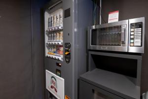 a vending machine with a microwave in a kitchen at Richmond Hotel Kagoshima Tenmonkan in Kagoshima