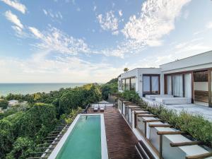 ein Haus mit Swimmingpool und Blick auf das Meer in der Unterkunft Casa Blanca - Vista espetacular no coração do Arraial d'Ajuda in Arraial d'Ajuda
