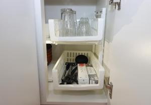 a refrigerator with a drawer filled with wine bottles at GLOCE 弓ヶ浜 Guest Room 南伊豆の弓ヶ浜近くのゲストルーム in Minamiizu