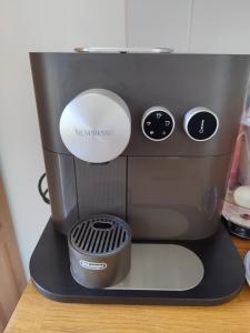 ブルゴスにあるApartamento Saylyのデスク上に座るコンピューターモニター +12枚の写真