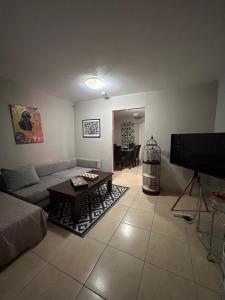 TV a/nebo společenská místnost v ubytování Amdar Hostel