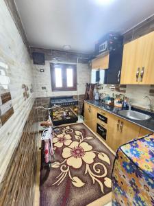 eine Küche mit einer Theke, auf der eine Blume gemalt ist in der Unterkunft Beautiful Old Apartment in Madinat Al Ashir min Ramadan