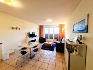レリクにあるFerienwohnung B6のテーブルとソファのある小さなリビングルーム