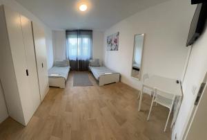 a room with two beds and a table and a mirror at Ferienwohnung Marktplatz in Oppenheim +14 photos