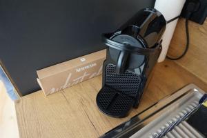 einem Mixer, der auf einem Tisch neben einer Schachtel sitzt in der Unterkunft APART LIVING Sindelfingen near to Daimler in Sindelfingen