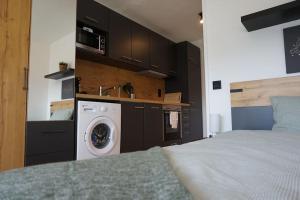 ein Schlafzimmer mit einem Bett und einer Waschmaschine in der Unterkunft APART LIVING Sindelfingen near to Daimler in Sindelfingen