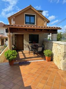Casa con patio con techo en Casa Costeira, en Redondela
