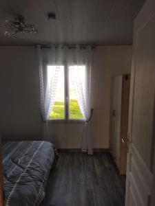 a bedroom with a bed and a window at Gîte la tourterelle in Rancy