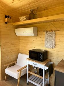 TV a/nebo společenská místnost v ubytování La tiny house sainte victoire