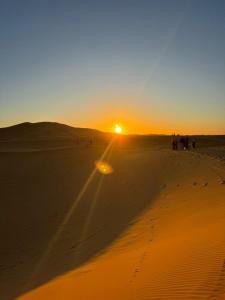 Η ανατολή ή δύση του ηλίου όπως φαίνεται από αυτό το ξενοδοχείο διαμερισμάτων ή από εκεί κοντά