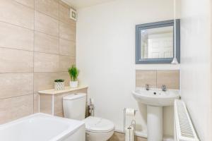 un bagno con un water bianco e un lavandino di Centralised Admiralty Terrace with FREE PARKING by Prescott Apartments a Bristol Altre 27 foto