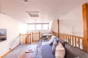 un soggiorno con un divano e un tavolo di Centralised Admiralty Terrace with FREE PARKING by Prescott Apartments a Bristol