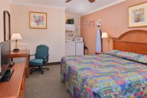 Кровать или кровати в номере Golden Eagle Motel