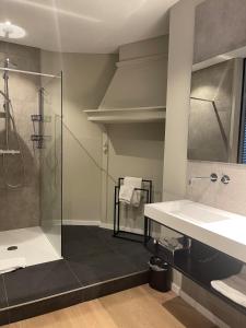 Koupelna v ubytování Hotel Au Quartier