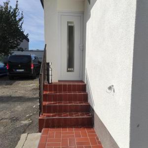 a stairway leading up to a white door at Klimatisiertes Ferienhaus am Bauleuteweg 25 in Heilbronn +30 photos