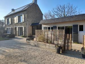 una casa con una valla delante en Gîte Ty Laouen Clohars-Carnoët, en Clohars-Carnoët