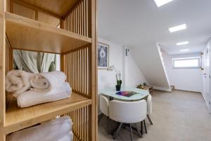 a room with a desk and a table with towels at Villa Ema in Bilje