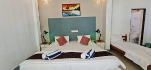 Postel nebo postele na pokoji v ubytování Liberty Guesthouse Maldives