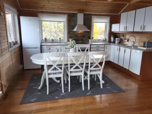 Η κουζίνα ή μικρή κουζίνα στο Sjursnes Mountain Lodge +15 φωτογραφίες